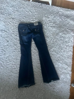 Mörkblå bootcut jeans från True Religion - Väldigt bra skick då jag haft dom i ett år och bara använt fåtal gånger