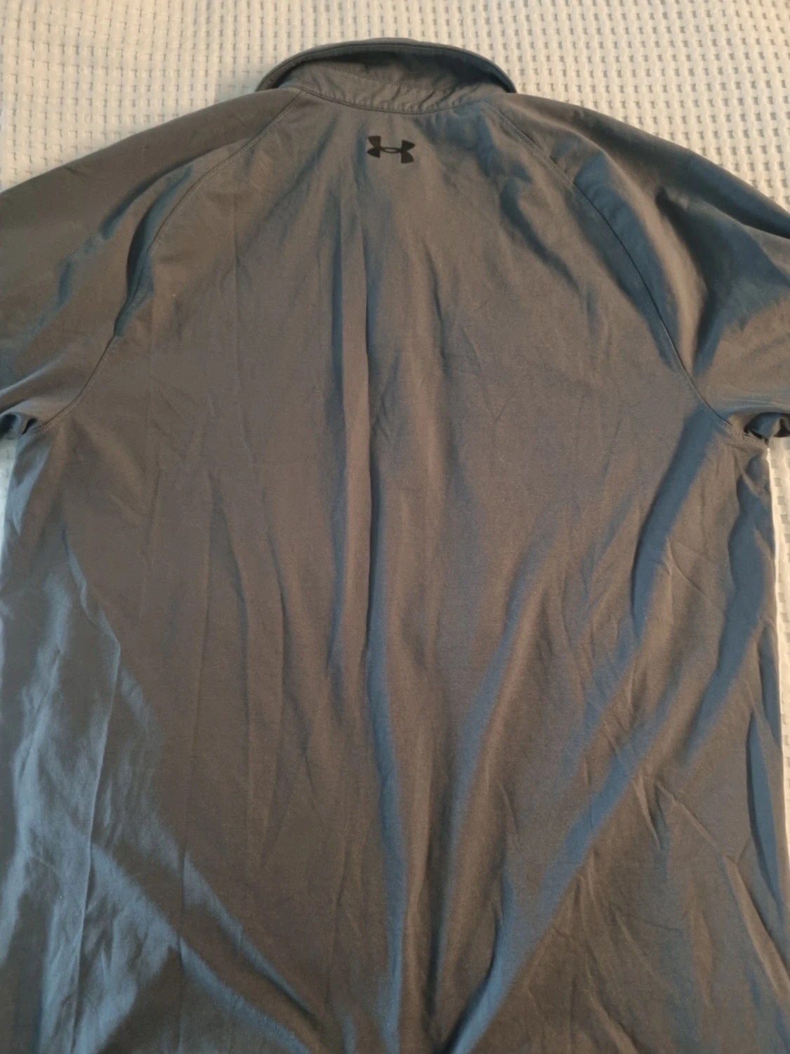 Grå och vit pikétröja från Under Armour - 2