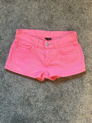 Rosa shorts  - Low waist Rosa jeansshorts i storlek 158 super fina nu till sommaren skriv om du har nån fråga🩷