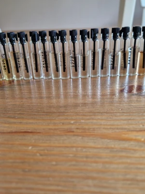 21 testers från Essnce  - Alla testade, vissa mer andra mindre. Innehåller följande:  Perenne amore  Elle la nuit  Vanilla baby Belle femme Fleur chere Irresistible enigma  High on chai Dusty amber Eau de caramel  Milky flower  At the seaside  Iconic flower Clean vibes Freshotic  Dirty dancing  Femina vivit  Boosy peach  Lady essence  Tarte au citron  Chocolate chaud Pink haze