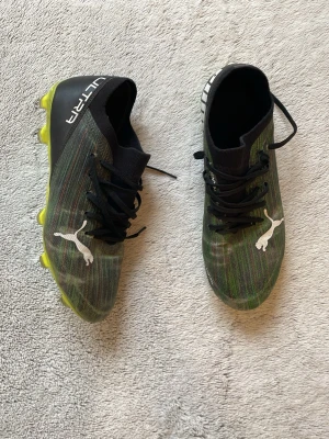 PUMA ULTRA 3.2 FG/AG, Fotballskor! - Säljer ett par Puma Ultra fotbollsskor i grönt med svarta och vita detaljer. Skorna är i perfekt skick och har storlek 42! Priset går att diskutera och kontakta vid fråga eller annat👍! En ny kostar över 1000kr