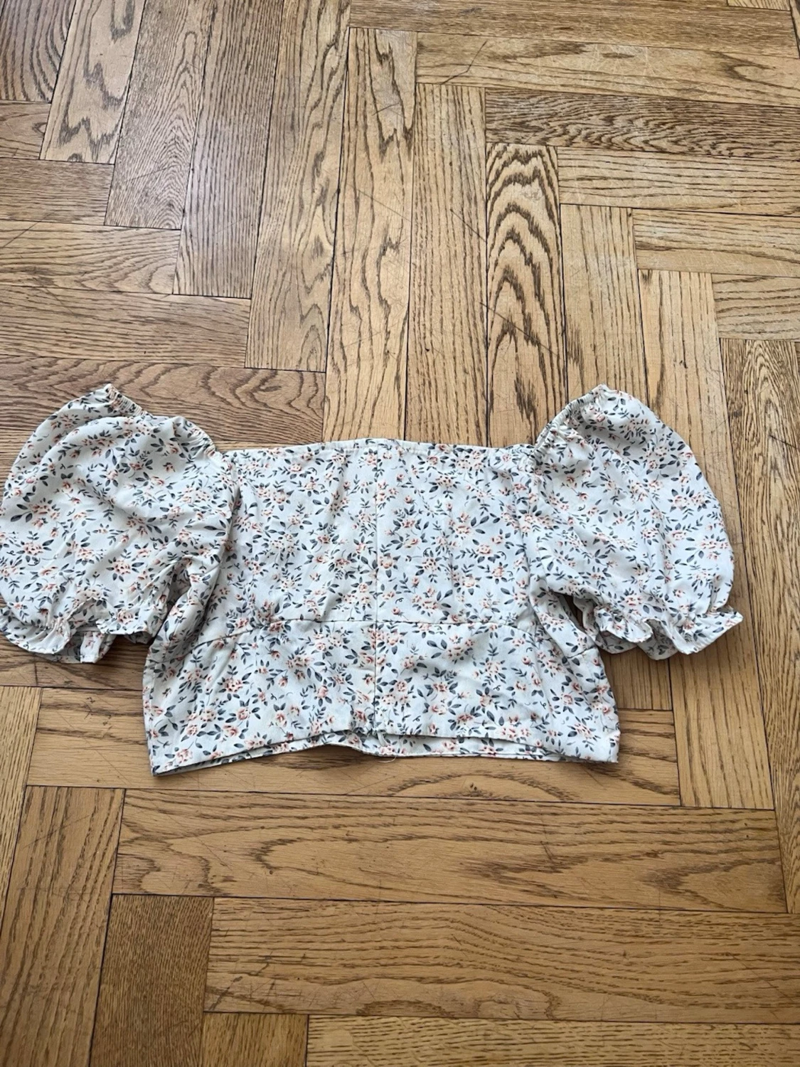 Blommig croppad blus med puffärmar - 1