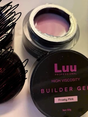 Luunails Gel Frosty Pink - Luunails Builder Gel i färgen Frosty Pink. Gelen har hög viskositet och kommer i en burk på 50g. Perfekt för att bygga och forma naglar med en mjuk rosa ton