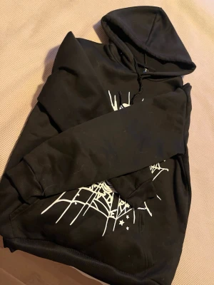 ”Sp5der” hoodie - Säljer en svart hoodie med huva och dragsko. Tvättar den innan leverans. Va inte rädd för att fråga!