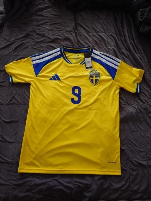 Sverige fotbollströja Isak #9  - Sveriges hemma tröja inför VM från Adidas med nummer 9 och namnet Isak på ryggen. Om du har några frågor så är det bara att skriva till mig privat!