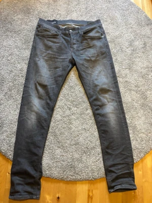Dondup, george skinny fit - Gråa dondup george nytt skick, ny pris 3199kr vårat pris mycket bättre, storleken är 33 men dom passar bra på 30-32 om man vill att dom ska sitta mer som slim fit. Priset går att diskuteras.