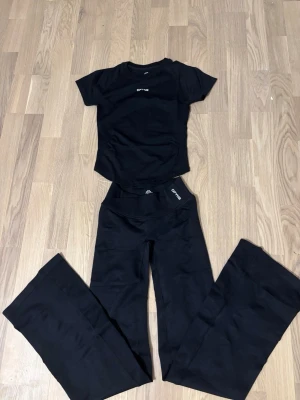 Dfyne set - Säljer båda delarna tillsammans i storlek S modellen impact på tröjan och byxorna flare vision helt nya original påse följer med