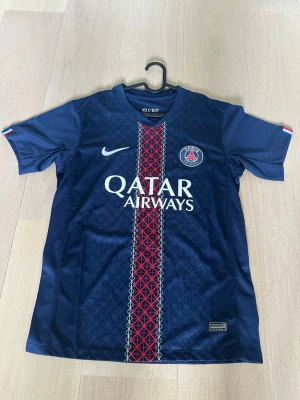 PSG tröja  - Säljer en snygg mörkblå psg tröja. Perfekt till sommaren. Priset kan diskuteras vid snabb affär