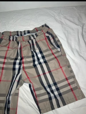 Burbery shorts - Jag säljer helt nya burbery shorts som är riktigt fin och passar bra till sommaren.