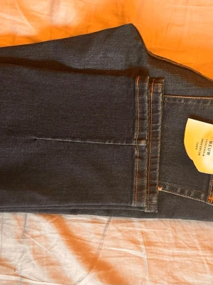 Mörkblå skinny jeans från New Look W26 L32  - Snygga mörkblå skinny jeans från New Look med klassisk femficksdesign och kontrastsömmar. Jeansen har en smal passform och är tillverkade i stretchigt denimtyg för extra komfort. Perfekta till en avslappnad streetstyle-look.