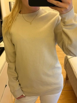 Beige sweatshirt  - En enkel och stilren beige sweatshirt med rund hals och ribbade muddar vid ärmar och nederkant. Tillverkad i mjuk bomull som känns skön mot huden. Perfekt för dig som gillar en clean och avslappnad look🙌🏼🤩