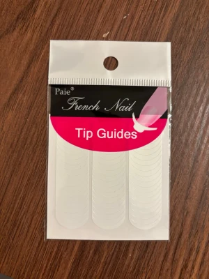 French Nail Tip Guides - Säljer ett paket med Paie French Nail Tip Guides, perfekta för att skapa snygga och jämna franska manikyrer. Självhäftande mallar i vit plast som hjälper dig att få till den klassiska vita kanten på naglarna. Enkla att använda och passar alla nagelformer.