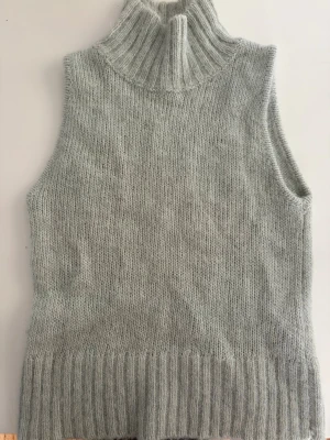 Zara väst  - Väst ifrån zara. Använd någon gång eller två. Därav säljer jag den. På lappen så står det att det är en medium, men skulle säga att den passar mig mer som en xs/s! Då den är rätt så liten i storlek! 
