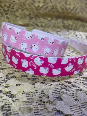 Hello Kitty Diadem  - Säljer fyra söta diadem med Hello Kitty-motiv i färgerna rosa, cerise, lila och ljusblå. Alla ny , 39kr/2st , samma frakt 