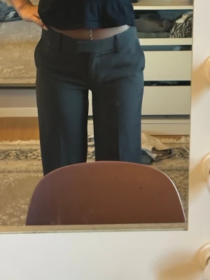  Kostymbyxor från Bik Bok - Säljer ett par kostymbyxor i storlek 34 från Bikbok, jätte bra skick då jag inte använt dom. En jätte fin mörk grön färg, passar mig som är 165cm!💕
