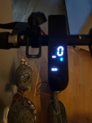 Svart elscooter med digital display - Säljer en svart xaomi med tydlig digital display som visar hastighet och batterinivå. Scootern har ett robust styre och en krok för att hänga saker. Perfekt för smidig transport i stan. Den går i 25 kmh och har tappat skyddet för bakhjulet och fotstödet är sönder men går lätt att köpa för billigt!
