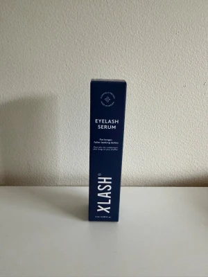 Xlash Eyelash Serum 3 ml - Xlash Eyelash Serum i en mörkblå, rektangulär förpackning. Serumet är framtaget för att ge längre och fylligare ögonfransar. Helt ny förseglad