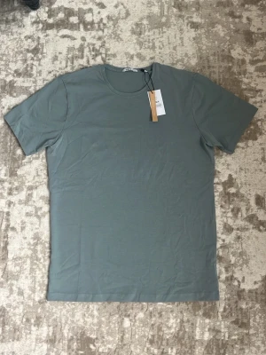 Ljusblå T-shirt från Bläck  - En stilren ljusblå t-shirt från Bläck. Den är helt ny. 