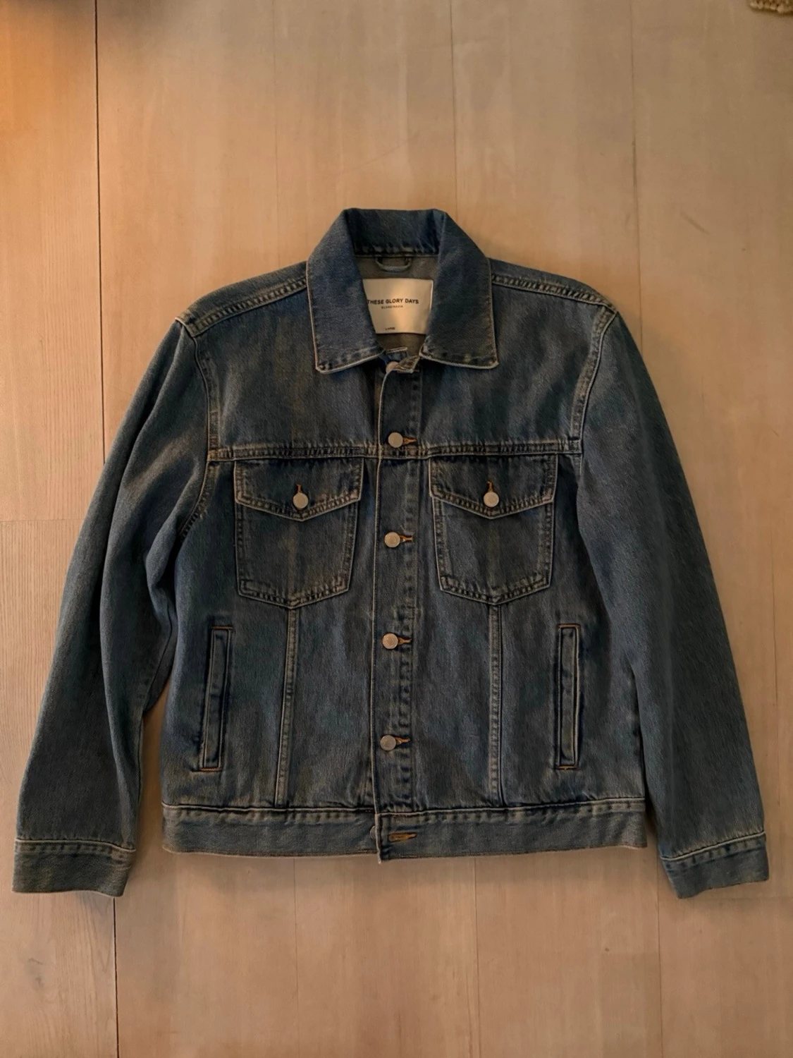 Blå klassisk jeansjacka