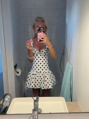 Prickig klänning - Supersöt popukär vit klänning med svarta prickar från Zara. Använd vid 1 tillfälle.