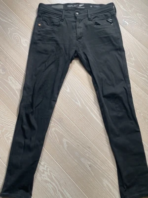 Replay jeans slim  - Tja! Säljer ett par svarta slimmade jeans från Replay med klassisk femficksmodell och smal passform. Jeansen har knappgylf och är tillverkade i stretchigt material för extra komfort. Perfekta för en trendig och Grisch stil. Modell anbass storlek 32/32 skick 10/10!! Hör av dig vid mer frågor eller funderingar🤩mvh Ga