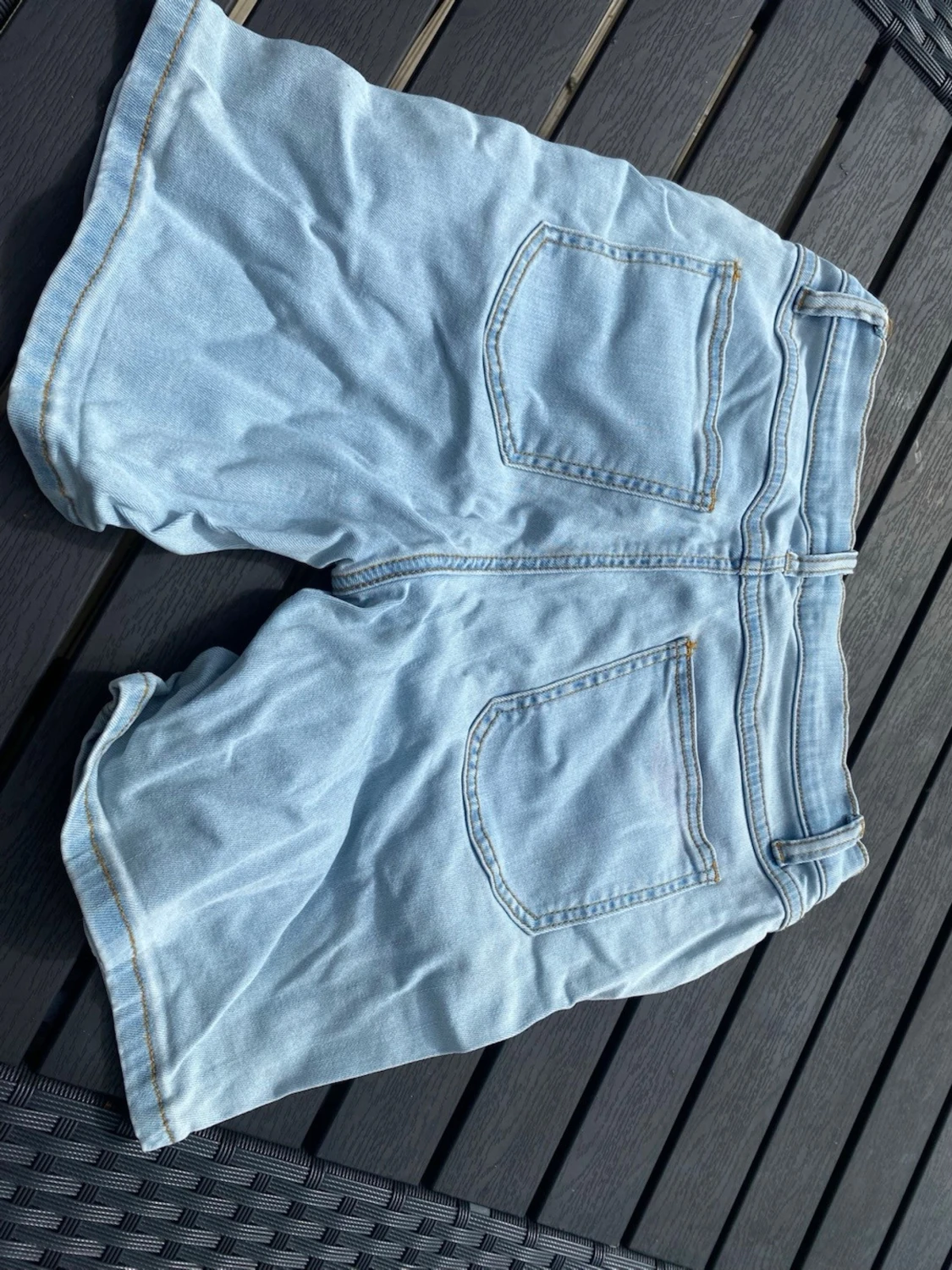 Ljusblå denimshorts med slitningar - 1