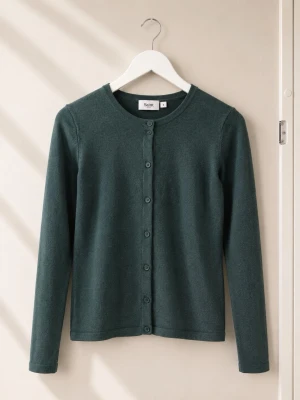 Mörkgrön kofta från Saint tropez - Mysig mörkgrön kofta från Saint med rund halsringning och knappar hela vägen fram. Tillverkad i mjukt material och har långa ärmar. Enkel och stilren design som passar perfekt till lager på lager.