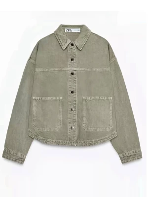  jeansjacka från Zara - Stilren jeansjacka från Zara med oversized passform. Jackan har klassisk krage, stora framfickor och knäppning med metallknappar. Perfekt för dig som gillar en avslappnad och trendig look.