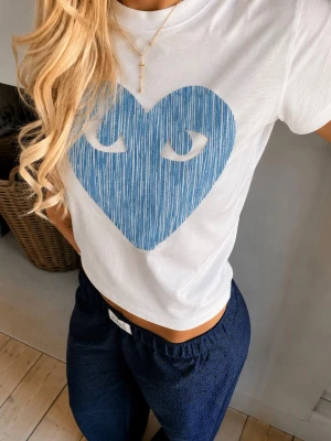 T-shirt med handsytt hjärta  - Fin T-shirt som jag har sytt på ett hjärta på 🌸 går att köpa i annan storlek vid förfrågan innan köpet ✨ ❌obs klipper efter mall så kan diffa lite 