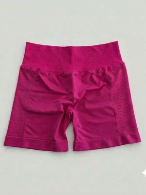 Berry red träning shorts  - Snygga berry red seamless tränings shorts med hög midja och scrunch-detalj bak. Stretchigt material som sitter tight och formar sig efter kroppen. Passar som S-M🥰