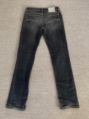 Jacob Cohen jeans  - Säljer ett par gråa Jeans från Jacob Cohen. jeansen är u bra skick men tråden på ena bakfickan har gått av (se bild) men det märks knappt vid användning. Jeansen är i storlek W30 L32. Hör gärna av dig vid frågor! 