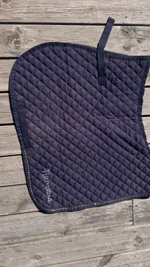 Marinblått schabrak & huva till häst - Säljer ett marinblått schabrak i storlek full  och matchande huva med glittrande hästmotiv. Schabraket har broderad logga och dekorativ kant. Perfekt för dig som vill ha stilrena hästtillbehör. Schabraket: 100kr. Bara huva: 50kr. Schabrak och Huva tillsammans: 130kr. 