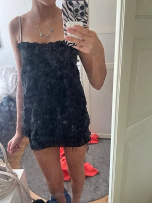 Svart topp med smock - fin piffig topp med smock upptill. aldrig använd och vet inte vart den är från man kan se lappen på sista sidan!🩷