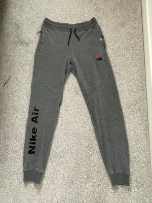 Gråa Nike byxor - Oanvända Nike byxor för 199kr.
