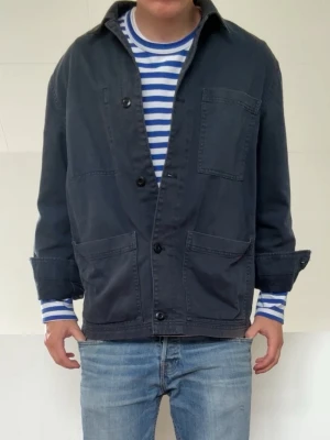 Mörkblå Overshirt - Mörkblå Overshirt i strl M! Bra skick utan nåra defekter och hör gärna av er vid frågor elr funderingar!!