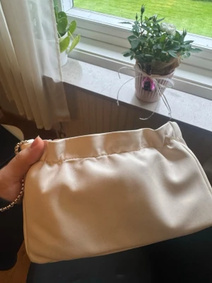 Beige/cremevit handväska  - Jättefin handväska från mango, endast använd en gång. Inga defekter och i nyskick🙌