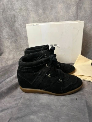 Isabel marant bobby skor  - Mycket fint skick | Size 39 | fraktar inom 24 timmar | för att köpa klicka ”köp nu” | vid frågor eller funderingar är det bara att skicka ett meddelande | följare får bättre rabatter🙌