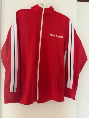 Röd Palm Angels zip hoodie - Helt ny palms Angels tröja , den är ganska stretchi passar allt från M till XL