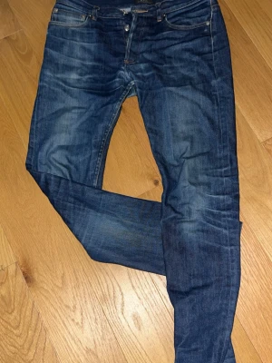 APC jeans - Ett par japaners denim APC jeans i fantastiskt skick. Säljer dessa eftersom de sitter något litet på mig. De är bara använda några få gånger och har inga skador eller skavanker utöver den ”distressed” designen. Vid frågor är det bara att skriva //MVH LÉ