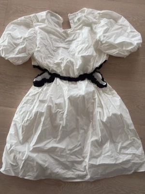 Populär Zara klänning - Såå snygg!! Storlek 164/14 år men passar som en xs enligt mig❣️❣️
