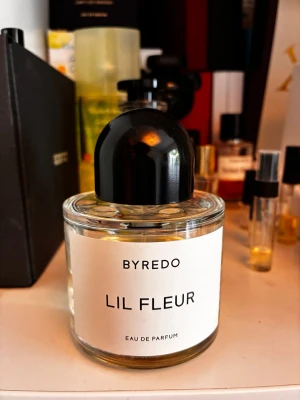 Byredo Lil Fleur  - Discontinued doft fårn byredo. Lite över hälften kvar. Ursprungligen 100 ml flaska. 