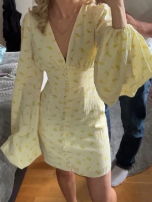 Gul blommig kort adoore klänning - Perfekt skick! Använd två gånger