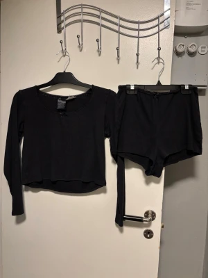 Pyjamas set - Svart pyjamas set. Korta shorts och långärmad tröja.