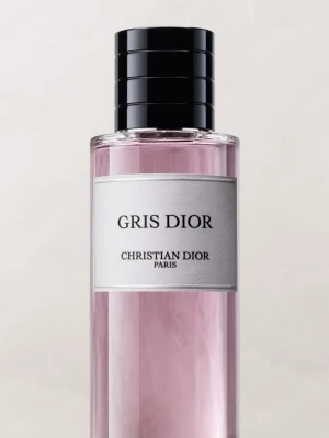 Gris Dior parfym från Christian Dior - Lyxig parfym från Christian Dior med namnet Gris Dior. Flaskan är cylindrisk i genomskinligt glas med en ljuslila vätska och svart, glansig kork. Stilig etikett i silvergrått med svart text ger en exklusiv känsla. Perfekt för dig som gillar eleganta dofter. Nypris 4800 kr. Endast använd 1 gång! 