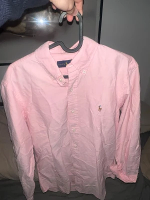 Rosa skjorta från Ralph Lauren  - Rosa Ralph lauren skjorta. Inte exakt säker på hur många gånger den har andvänds. Lite ostyrkt också har varit legat i garderoben ett tag.