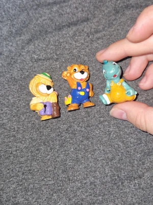 Figurer djur 3-pack - Tre små samlarfigurer i plast. Figurerna är färgglada och har tecknad stil, perfekta för dekoration eller lek.