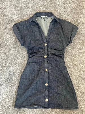 Kort jeansklänning ZARA - Super snygg jeans klänning från Zara i storlek XS, endast använd 1 gång därav priset💓