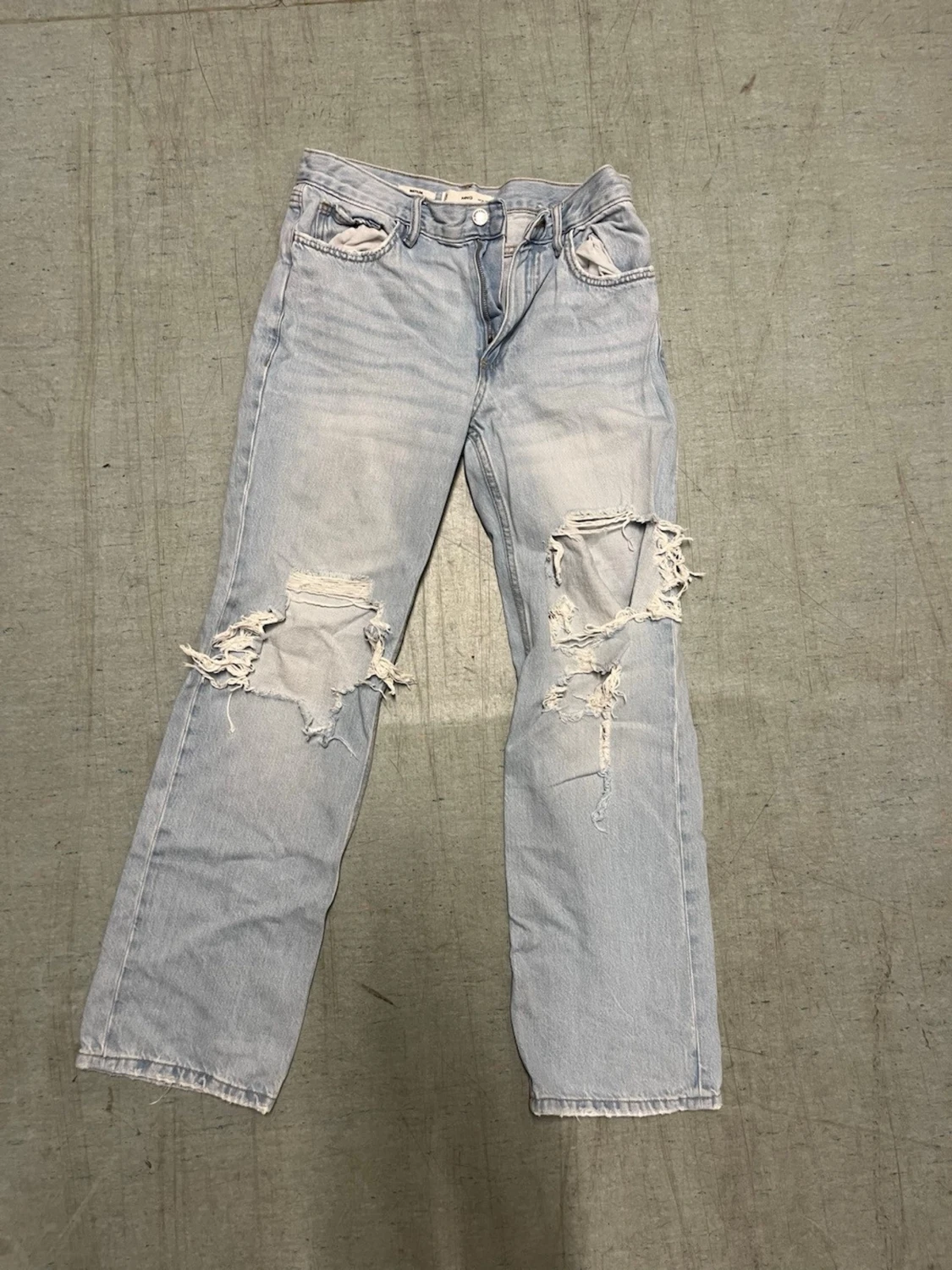 Ljusblå ripped jeans med raka ben