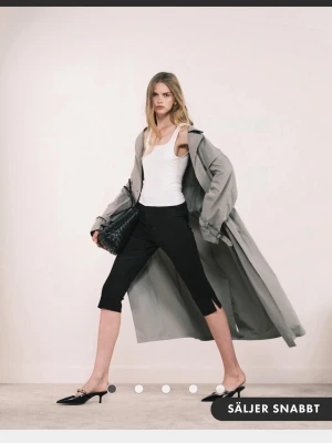 Slutsålda capri leggings från ASOS - Säljer ett par svarta capri leggings från ASOS.  Helt ny med prislappen på, säljer då de va för små för mig