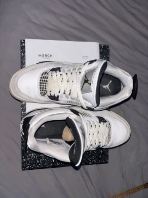 Air Jordan 4 sneakers - Säljer ett par Air Jordan 4  sneakers i vitt läder med svarta och grå detaljer. Jag har kvitton från merchsweden samt skorna är använda endast 2-4 gånger köpte de för 5000kr